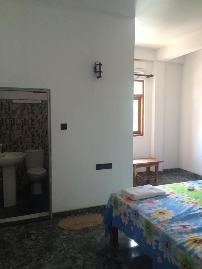 Hotel Athina & Restaurant Chilaw Bagian luar foto